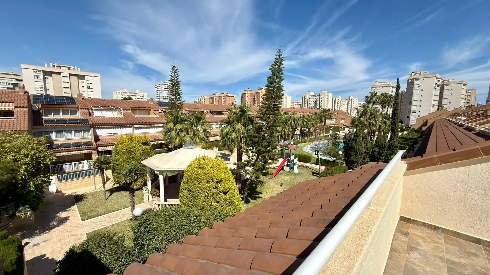 Vista exterior de Casa o chalet en venta en Alicante / Alacant con Aire acondicionado, Calefacción y Jardín privado