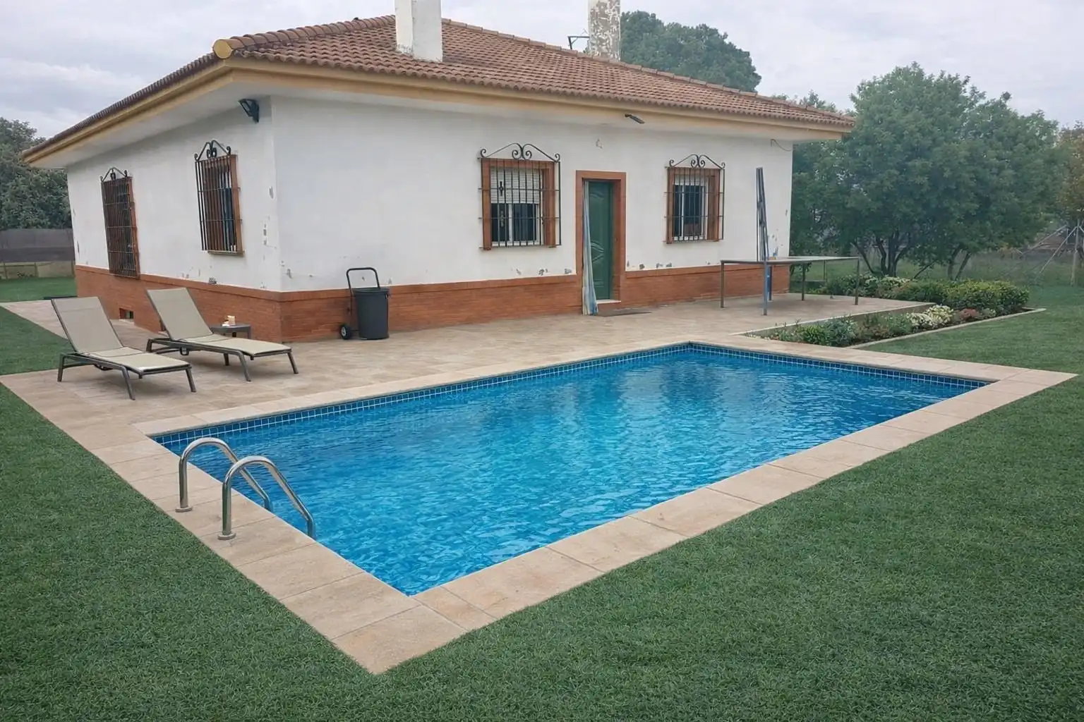 Piscina de Casa o xalet en venda en Alcalá de Guadaira amb Jardí privat, Terrassa i Traster