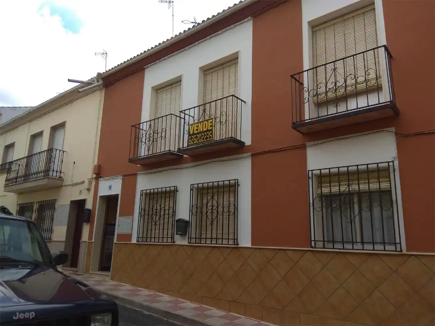 Vista exterior de Casa adosada en venda en Arjonilla amb Aire condicionat, Traster i Balcó