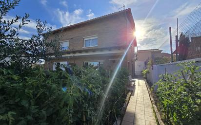 Vista exterior de Casa o xalet en venda en Parets del Vallès amb Aire condicionat, Terrassa i Balcó