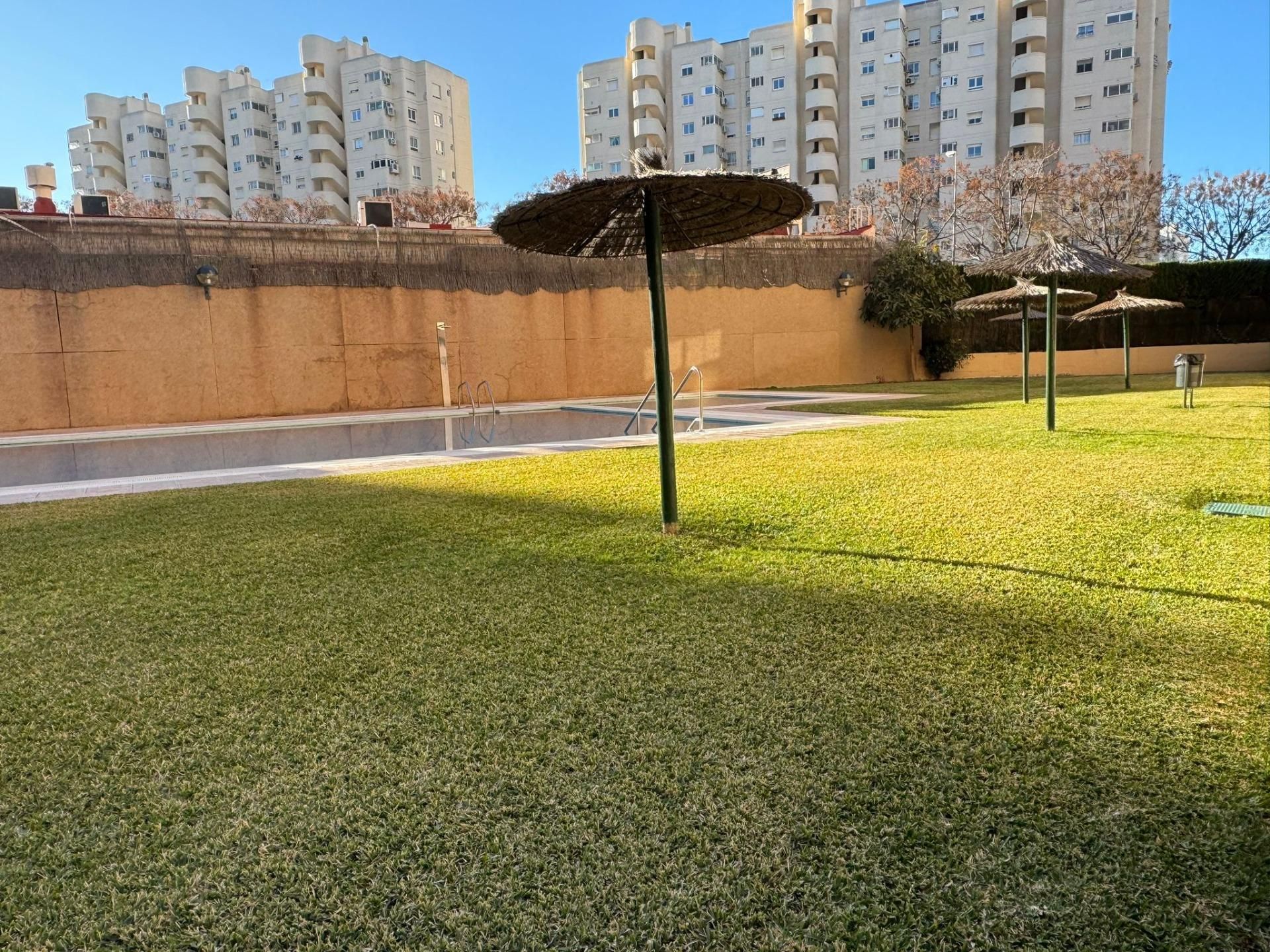 Piscina de Pis en venda en Alicante / Alacant amb Aire condicionat, Calefacció i Jardí privat