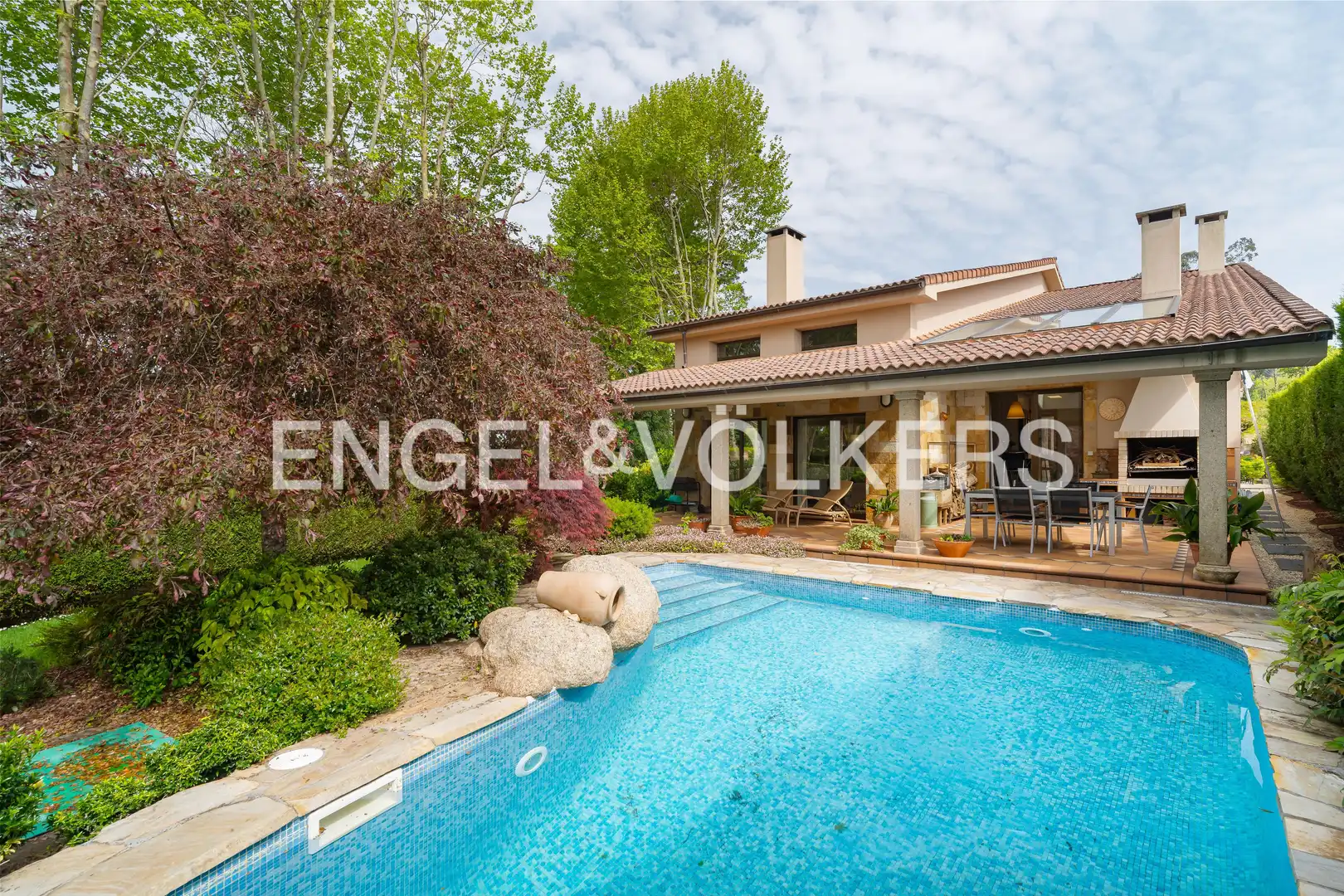 Vista exterior de Casa o xalet en venda en Oleiros amb Calefacció, Jardí privat i Terrassa