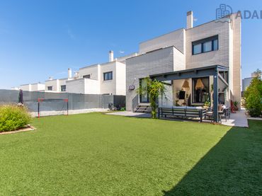 Xalet amb jardí en venda a Calle de Melilla