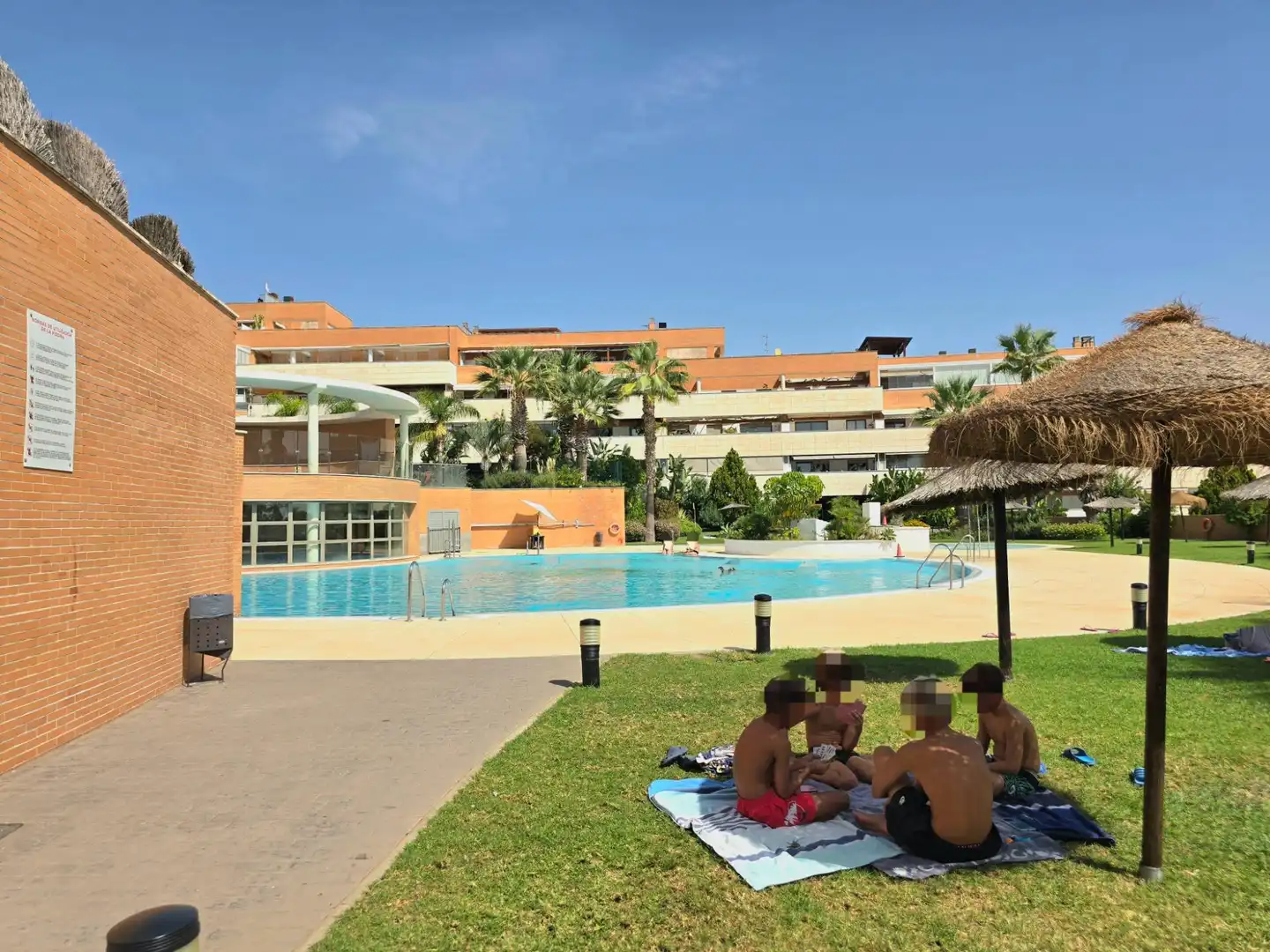 Piscina de Apartamento de alquiler en Torremolinos con Aire acondicionado, Calefacción y Jardín privado