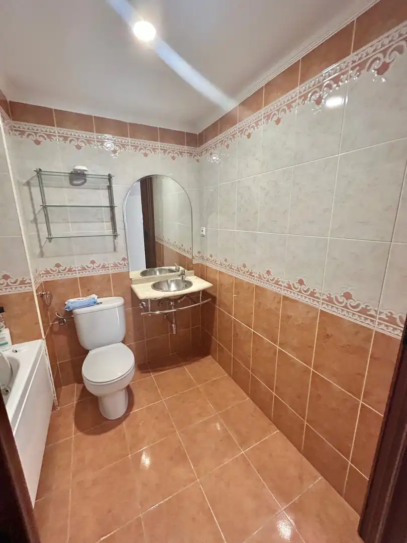 Bathroom of Flat for sale in Sevilla  with Air Conditioner and Community pool