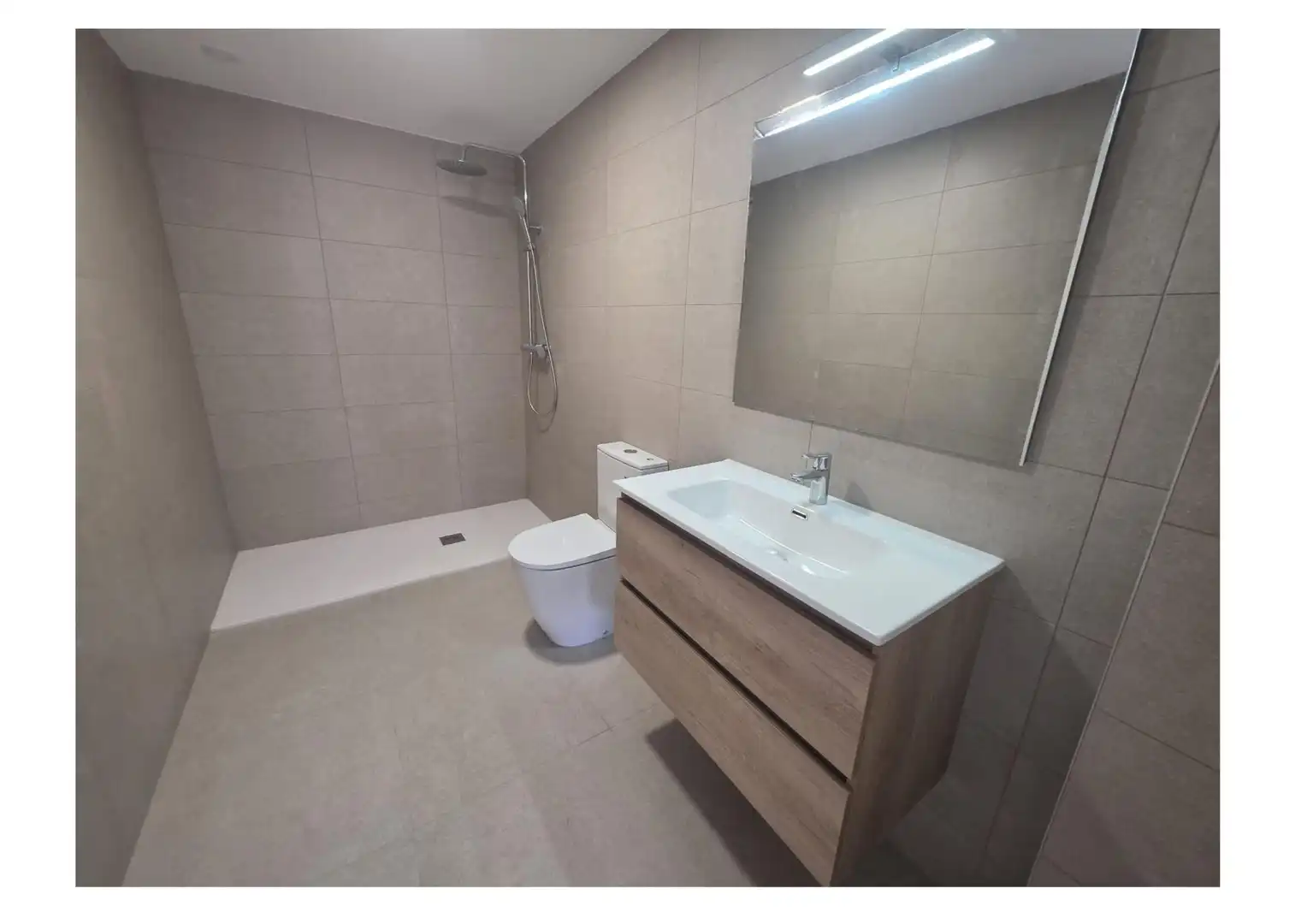 Baño de Piso en venta en Sabadell con Calefacción, Terraza y Balcón