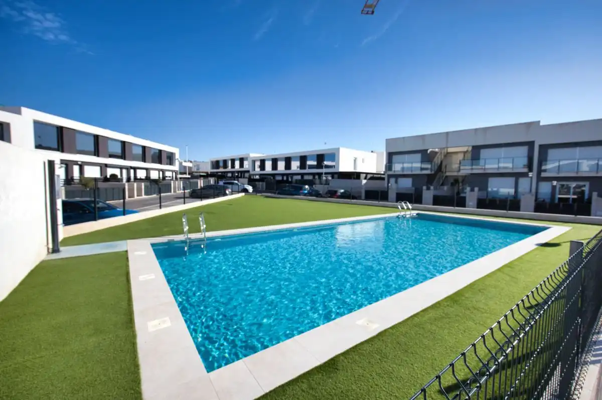 Casa pareada con piscina en venta en Carrer de Xipre