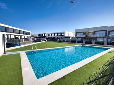 Casa aparellada amb piscina en venda a Carrer de Xipre