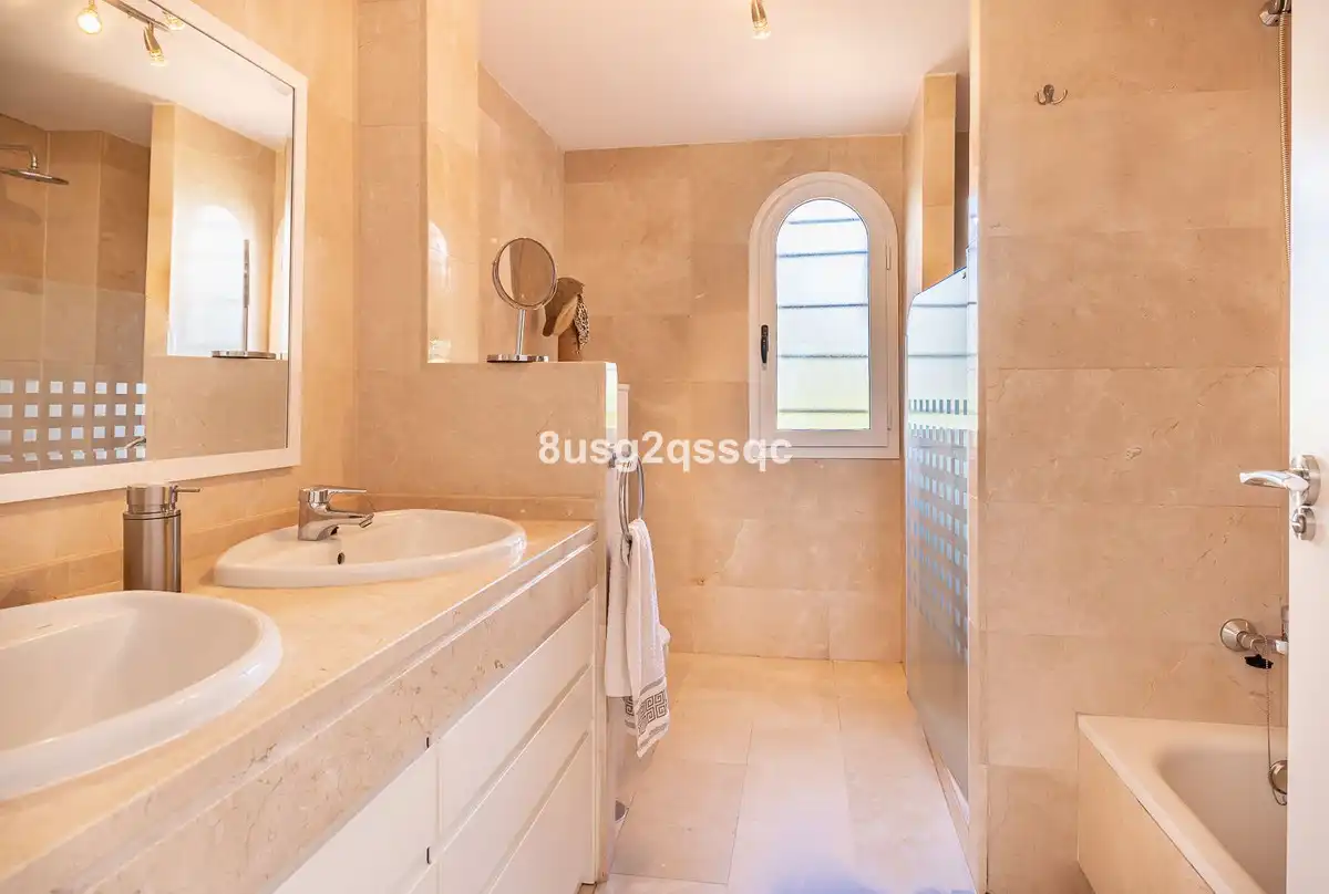 Bathroom of Flat for sale in Estepona  with Air Conditioner, Furnished and TV