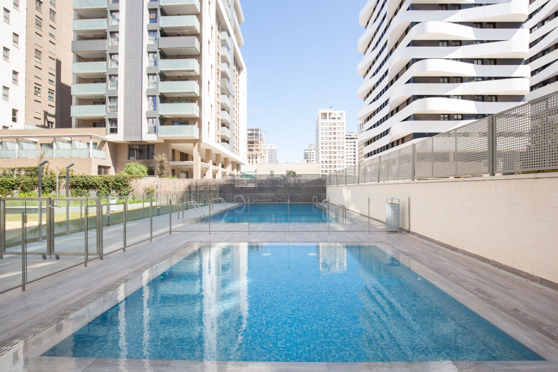 Swimming pool of Flat for sale in  Valencia Capital  with Air Conditioner, Heating and Terrace