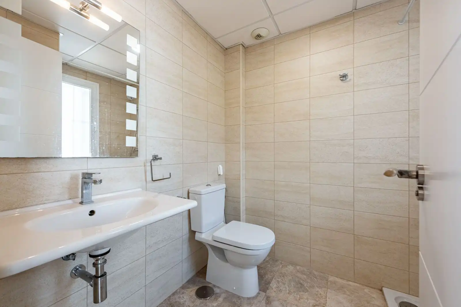 Baño de Casa adosada en venta en Marbella con Aire acondicionado, Terraza y Internet
