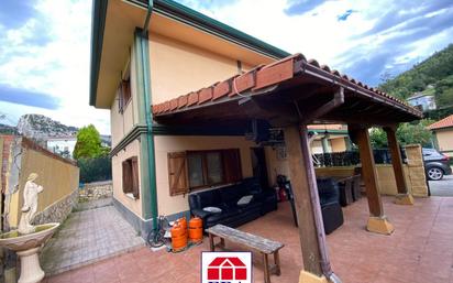 Vista exterior de Casa adosada en venda en Castro-Urdiales amb Terrassa