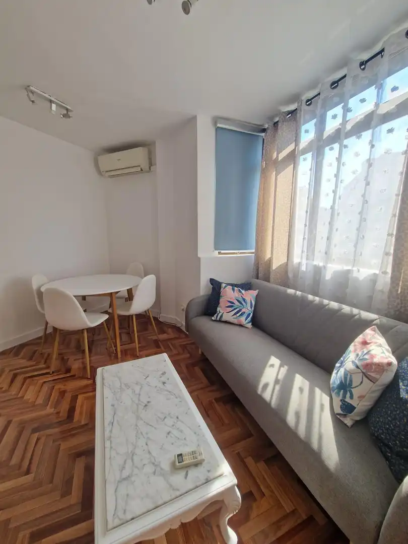 Sala de estar de Piso de alquiler en  Madrid Capital con Aire acondicionado, Calefacción y Amueblado