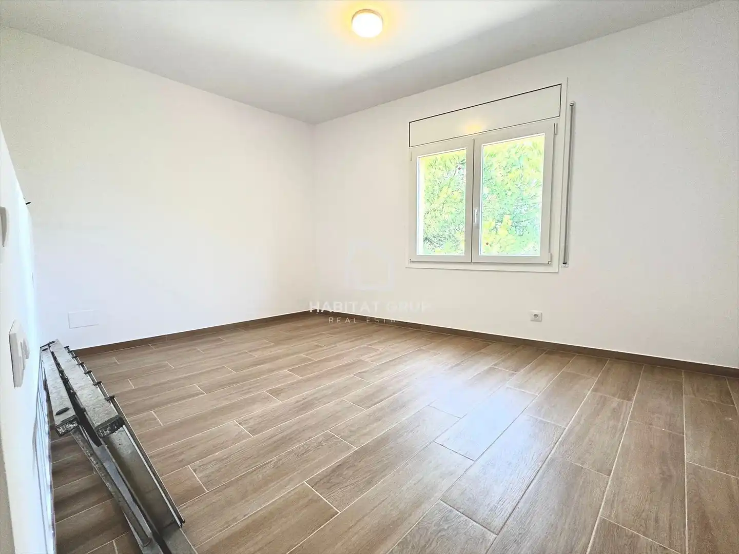 Habitación de Casa adosada en venta en Girona con Aire acondicionado, Calefacción y Jardín privado