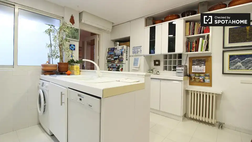 Kitchen of Flat for share in Madrid  with Air Conditioner, Terrace and Furnished