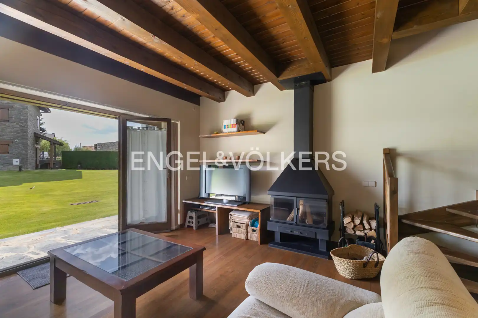 Sala d'estar de Casa adosada en venda en Bellver de Cerdanya amb Calefacció, Parquet i Terrassa