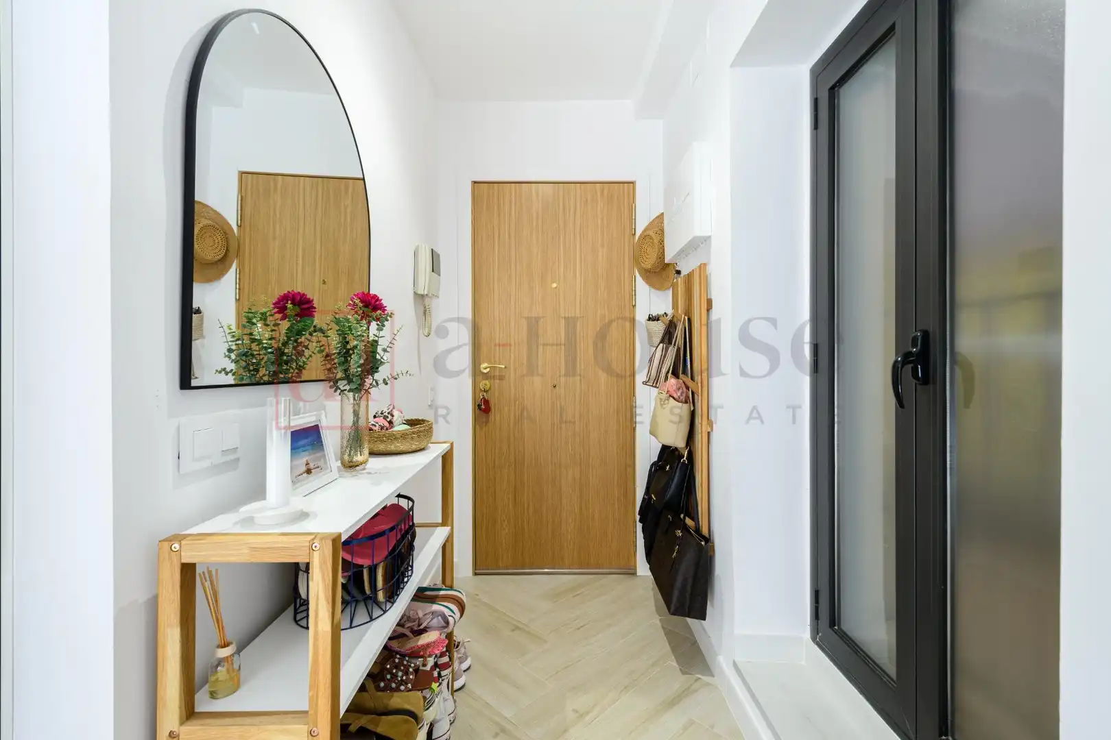 Flat for sale in Barcelona  with Air Conditioner, Heating and Storage room