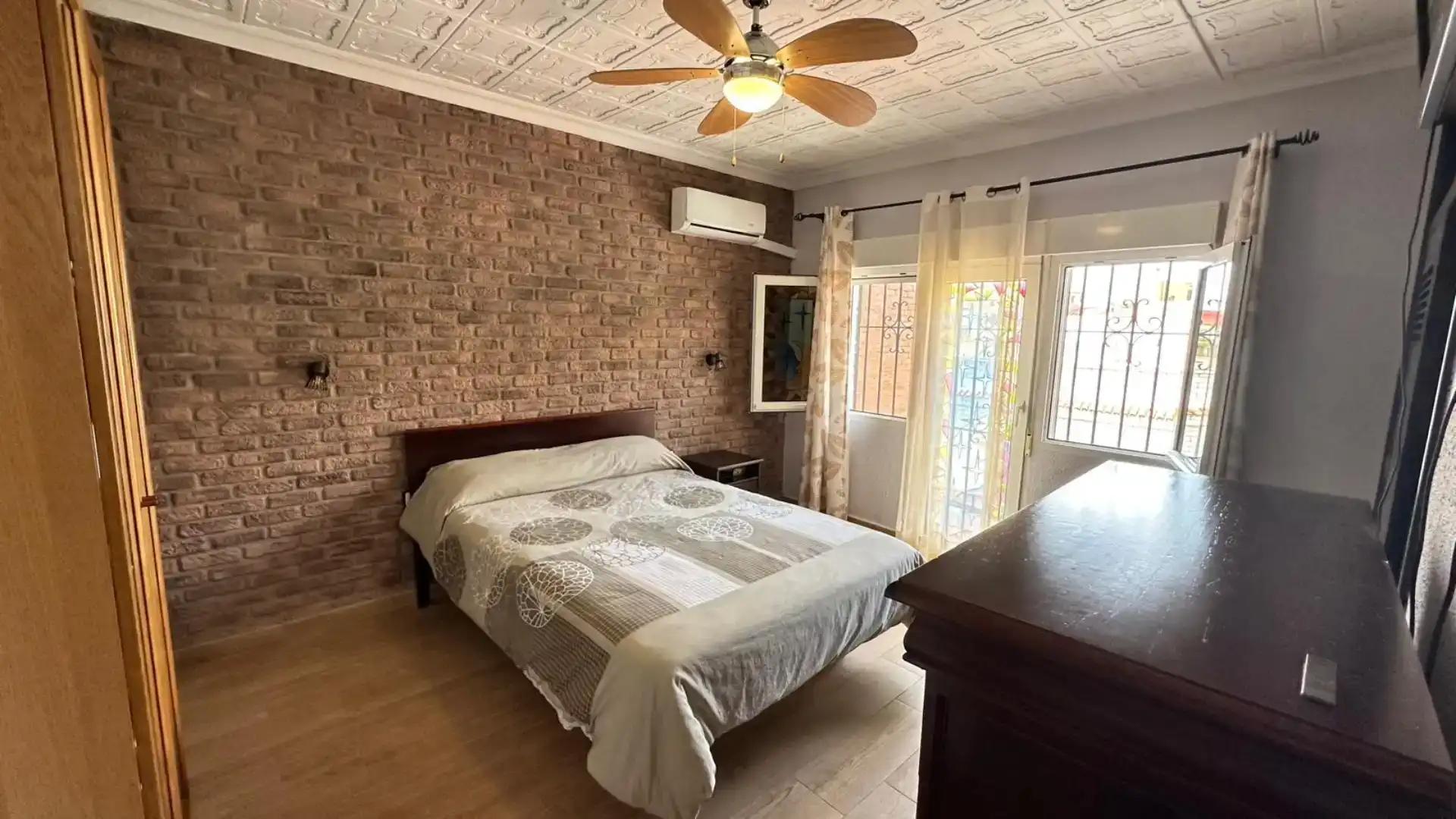 Dormitori de Casa o xalet en venda en La Línea de la Concepción amb Aire condicionat, Jardí privat i Traster