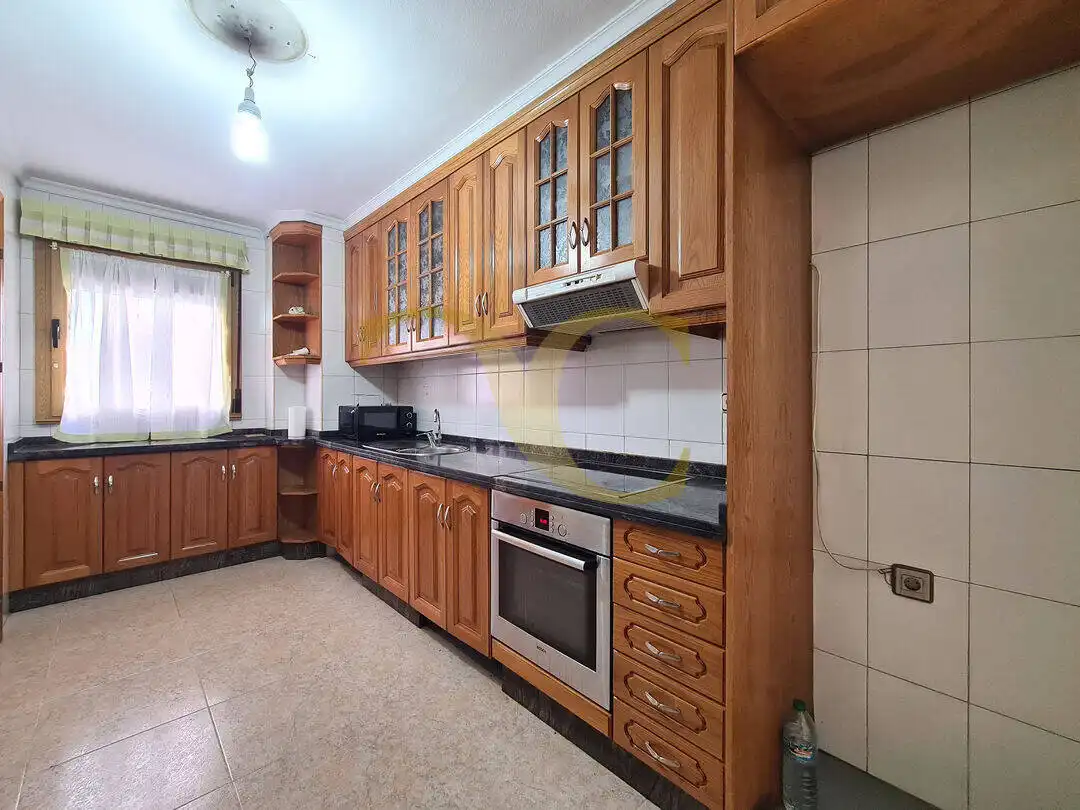 Cocina de Piso en venta en Oviedo  con Calefacción y Trastero