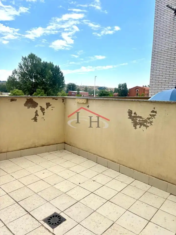 Terraza de Apartamento en venta en León Capital  con Calefacción, Parquet y Terraza