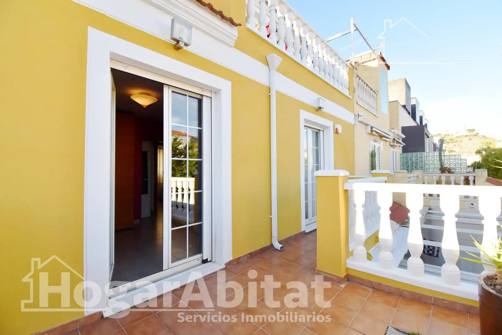 Außenansicht von Einfamilien-Reihenhaus zum Verkauf in Cullera mit Heizung, Terrasse und Abstellraum