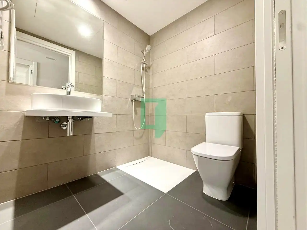 Badezimmer von Wohnung zur Miete in Tiana mit Klimaanlage und Terrasse