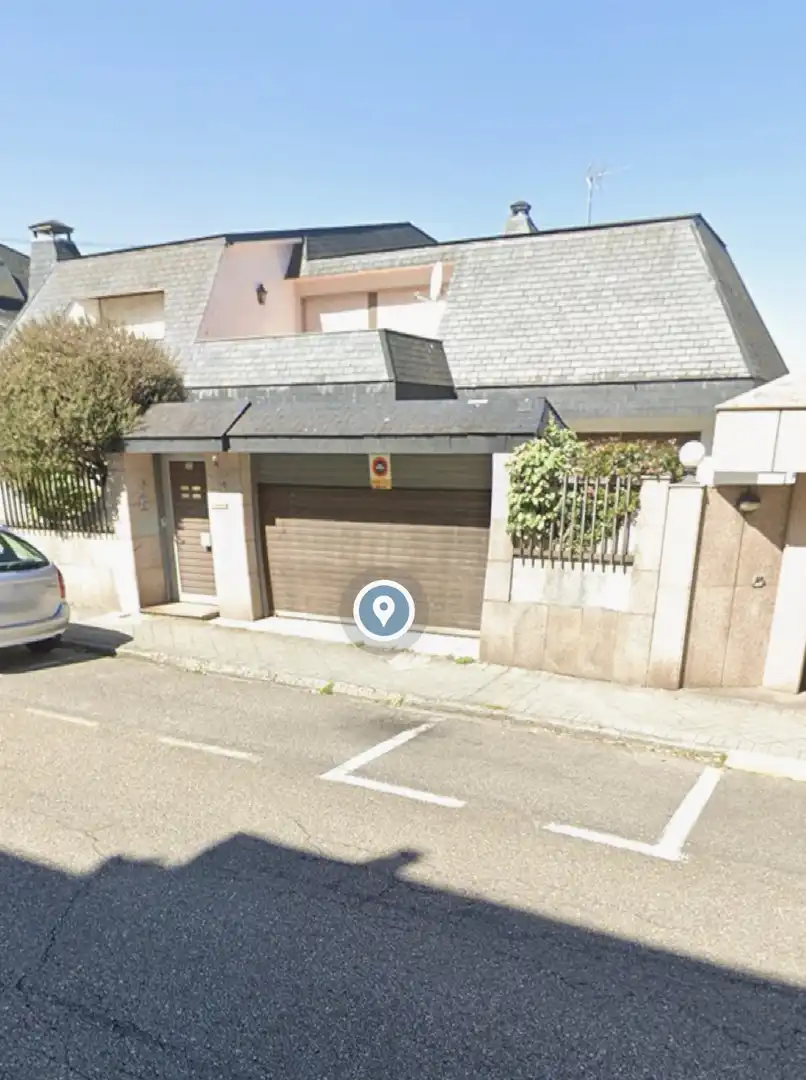 Vista exterior de Casa o xalet en venda en Vigo  amb Calefacció, Jardí privat i Parquet