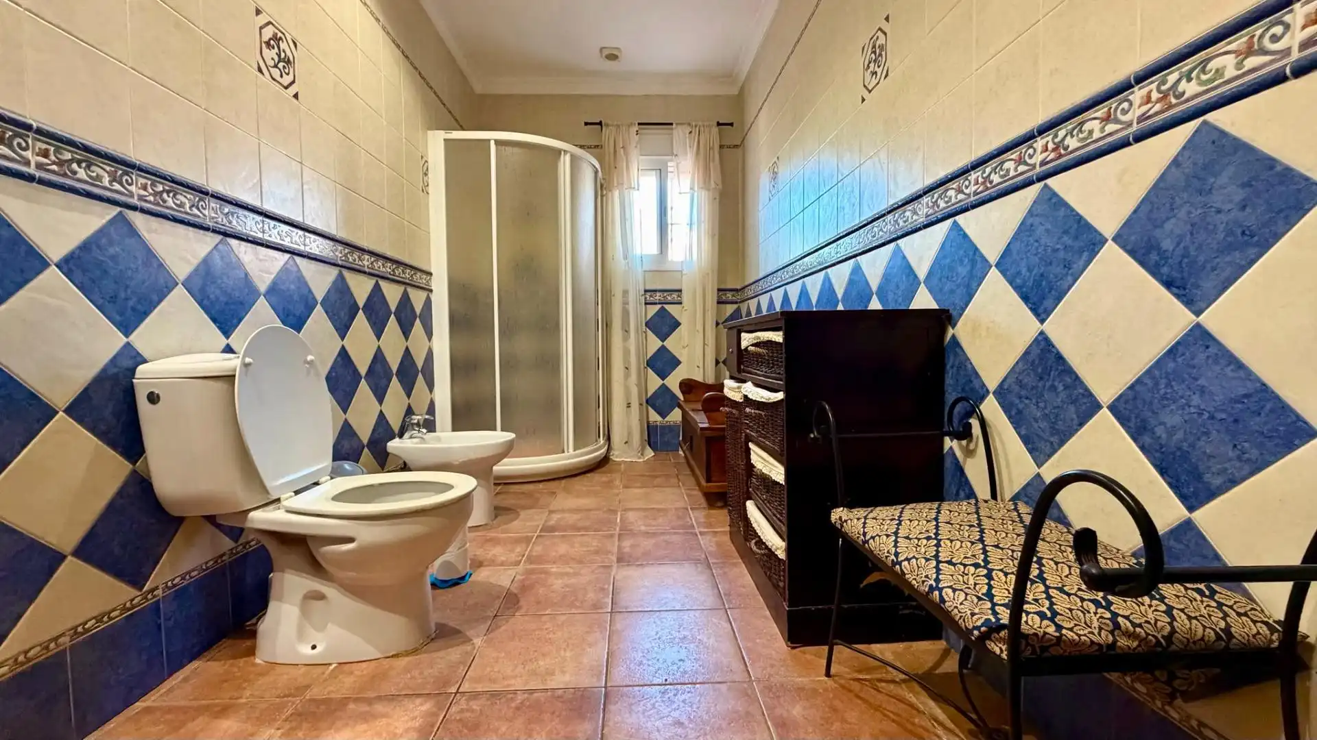 Bany de Casa o xalet en venda en La Línea de la Concepción amb Jardí privat i Piscina