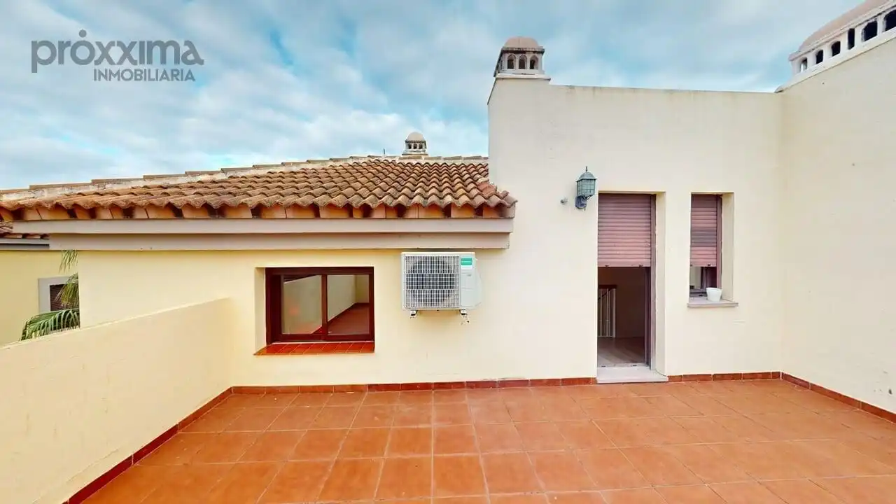 Terrassa de Casa adosada en venda en Guillena amb Jardí privat, Traster i Piscina comunitària