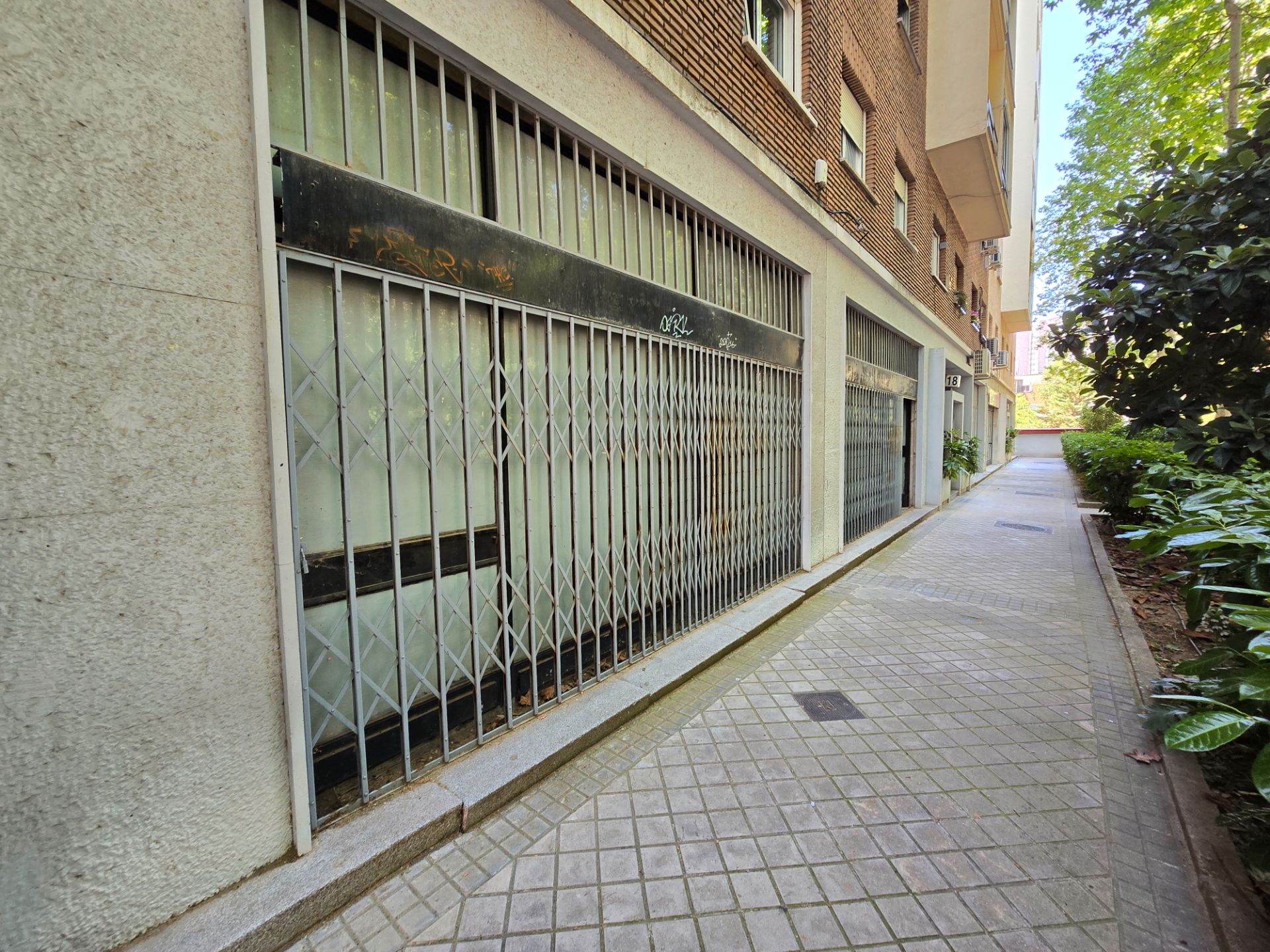 Vista exterior de Local en venda en  Madrid Capital