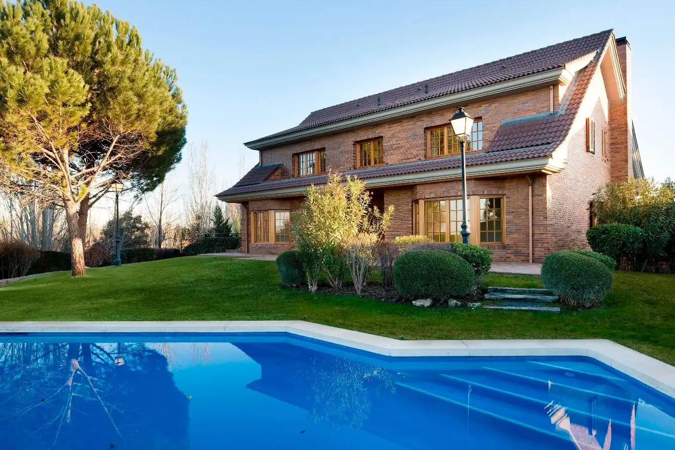 Vista exterior de Casa o xalet de lloguer en La Moraleja amb Aire condicionat, Calefacció i Jardí privat