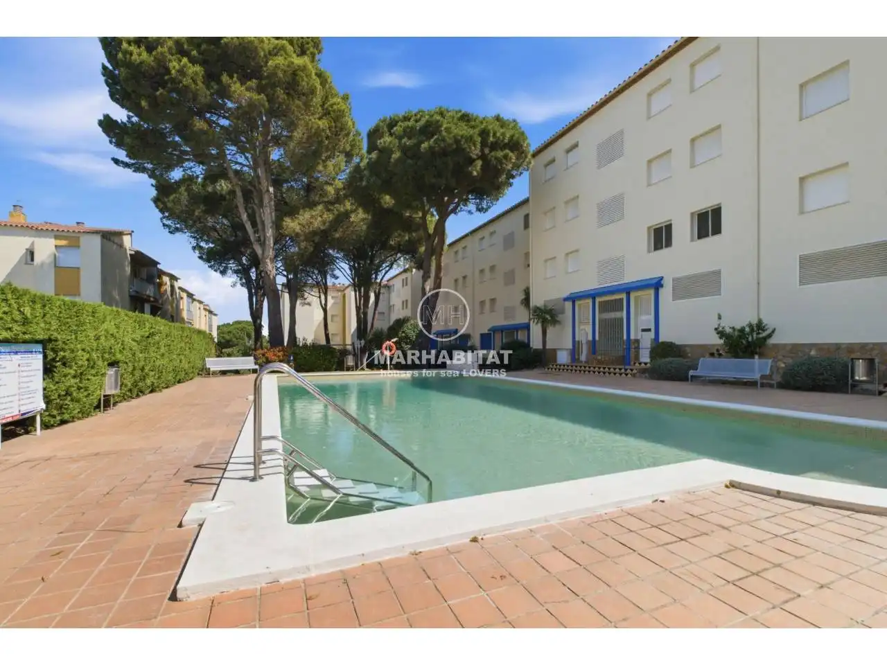 Vista exterior de Piso en venta en L'Escala con Terraza, Amueblado y Piscina comunitaria