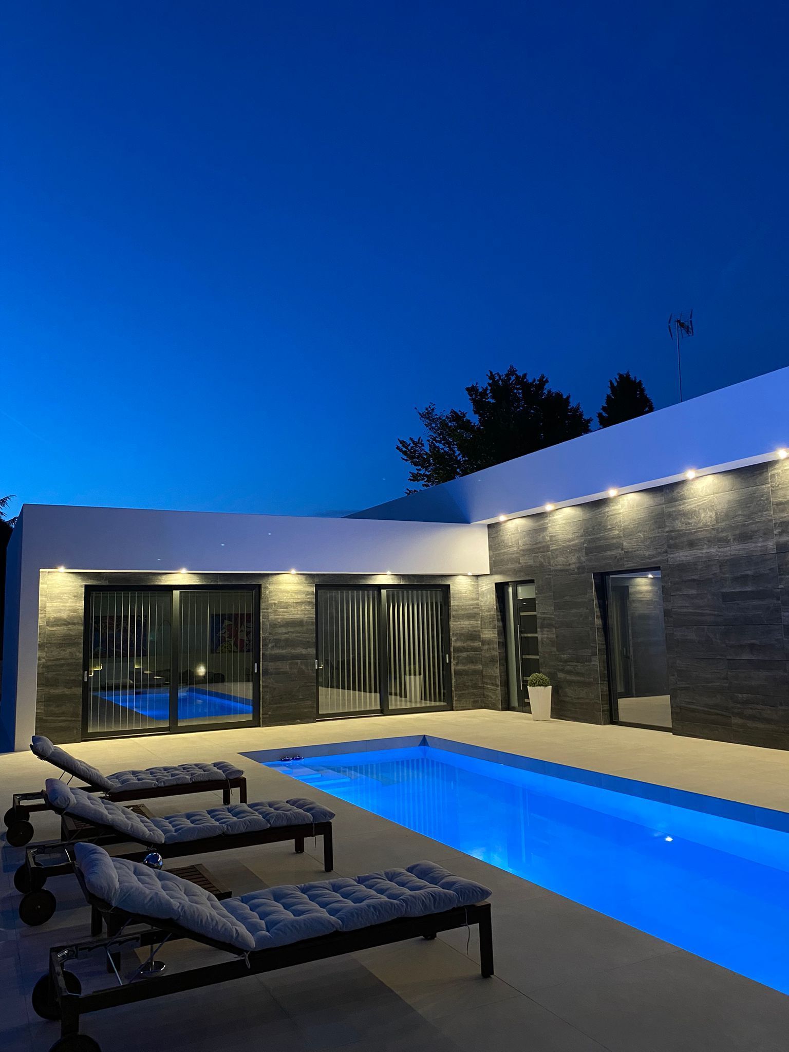 Vista exterior de Casa o xalet en venda en Valdemorillo amb Aire condicionat, Jardí privat i Piscina