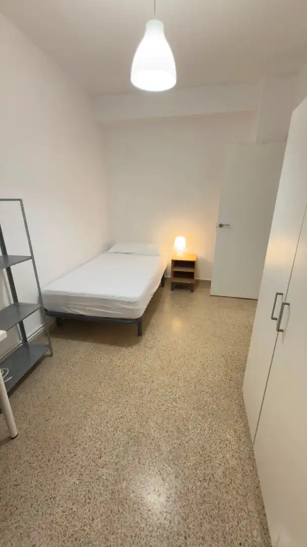 Habitación de Piso de alquiler en Granada con Aire acondicionado, Amueblado y Lavadora