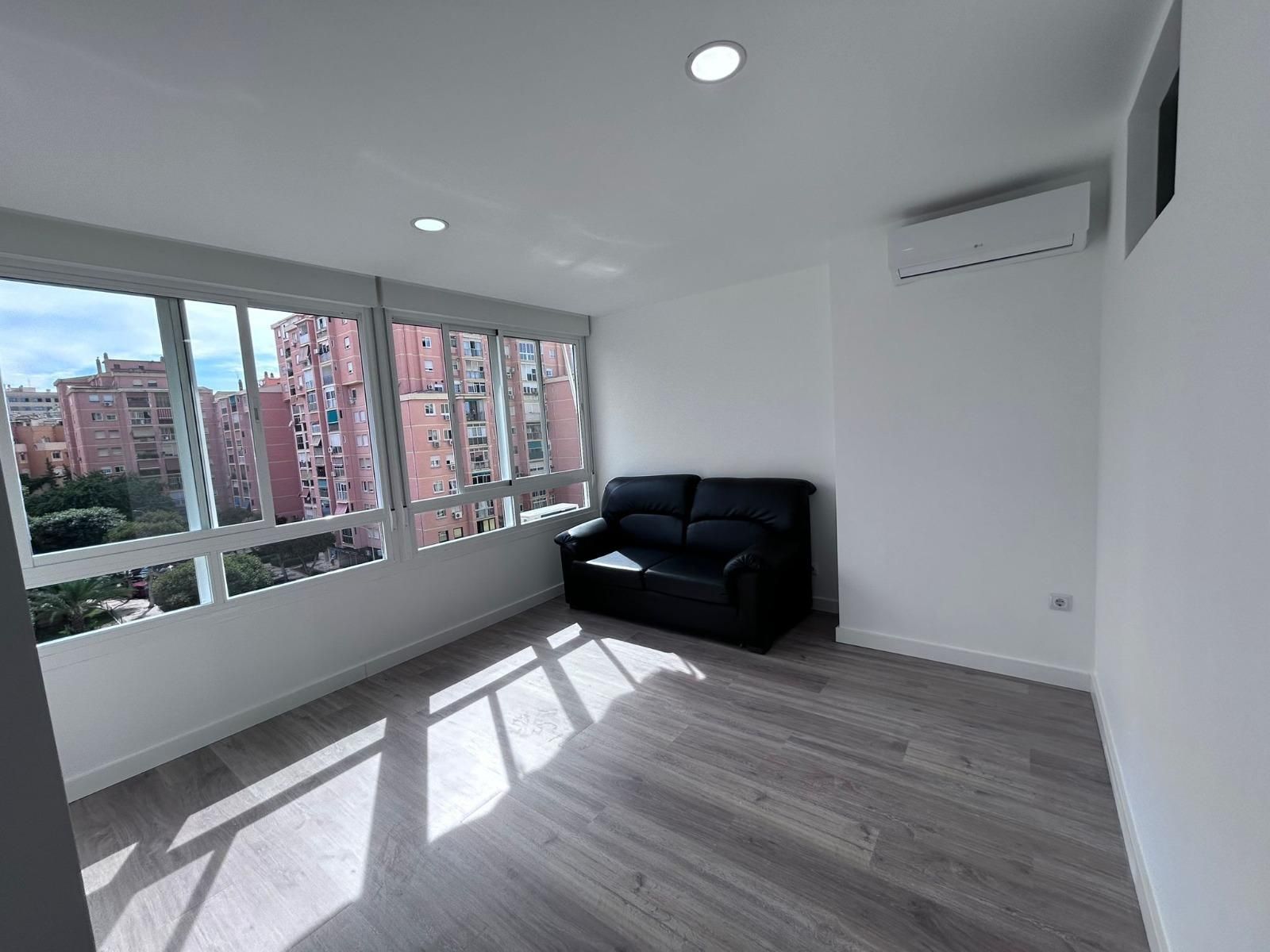 Sala d'estar de Apartament en venda en Torremolinos amb Aire condicionat