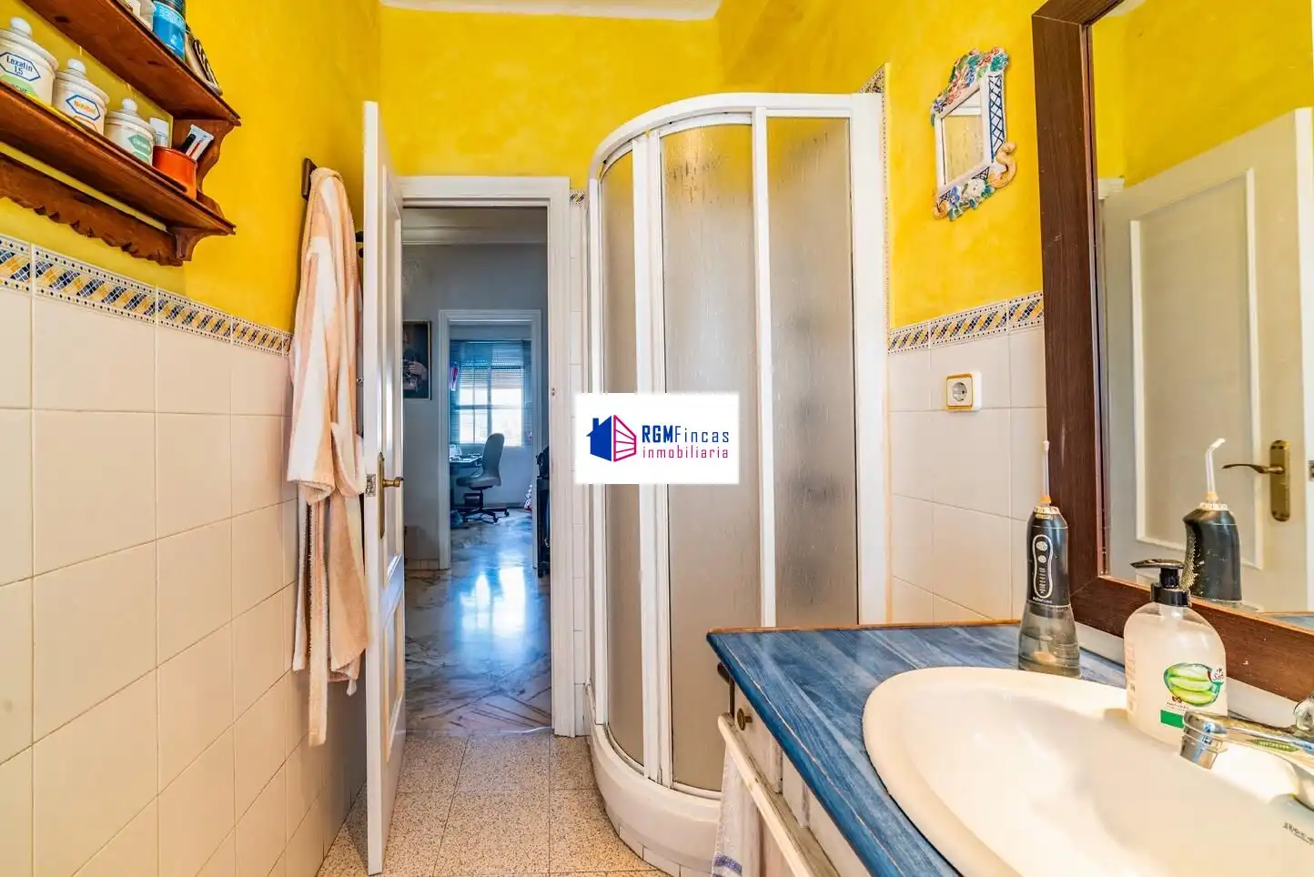 Bathroom of Flat for sale in Sevilla  with Air Conditioner and Storage room