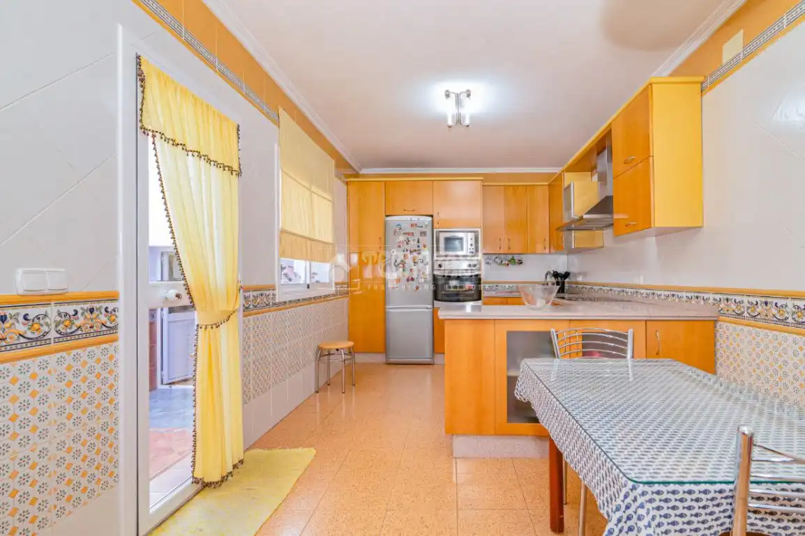 Cuina de Casa o xalet en venda en Lucena amb Aire condicionat, Jardí privat i Moblat