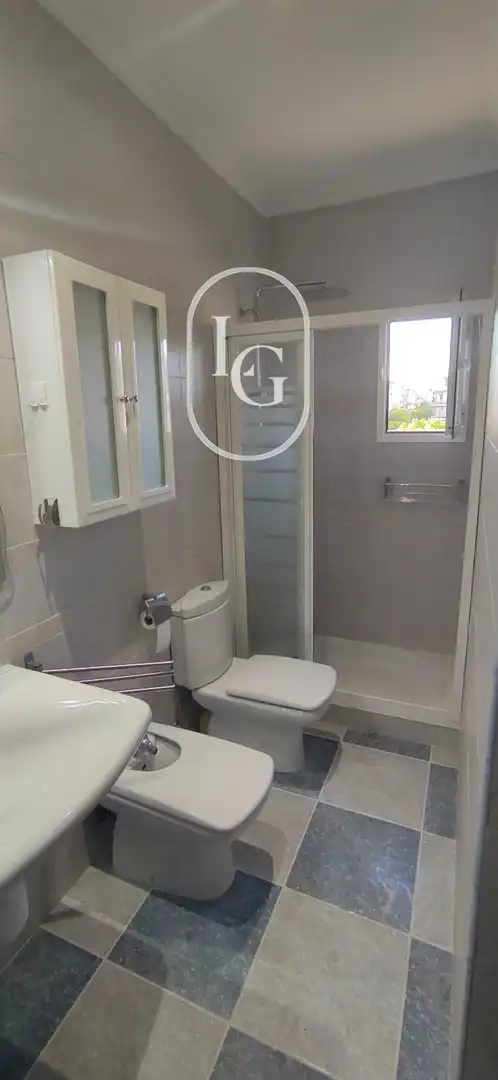 Badezimmer von Dachboden zur Miete in Madrid mit Heizung, Terrasse und Ofen