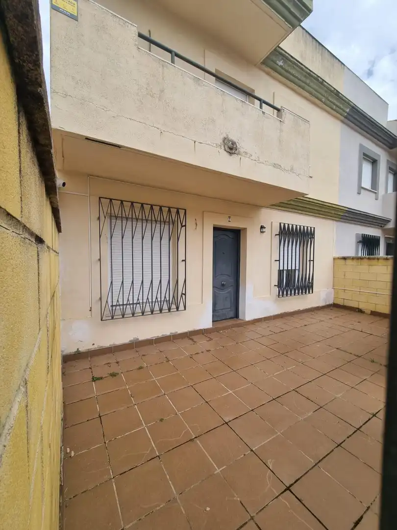 Vista exterior de Casa adosada en venta en Villanueva del Ariscal con Jardín privado