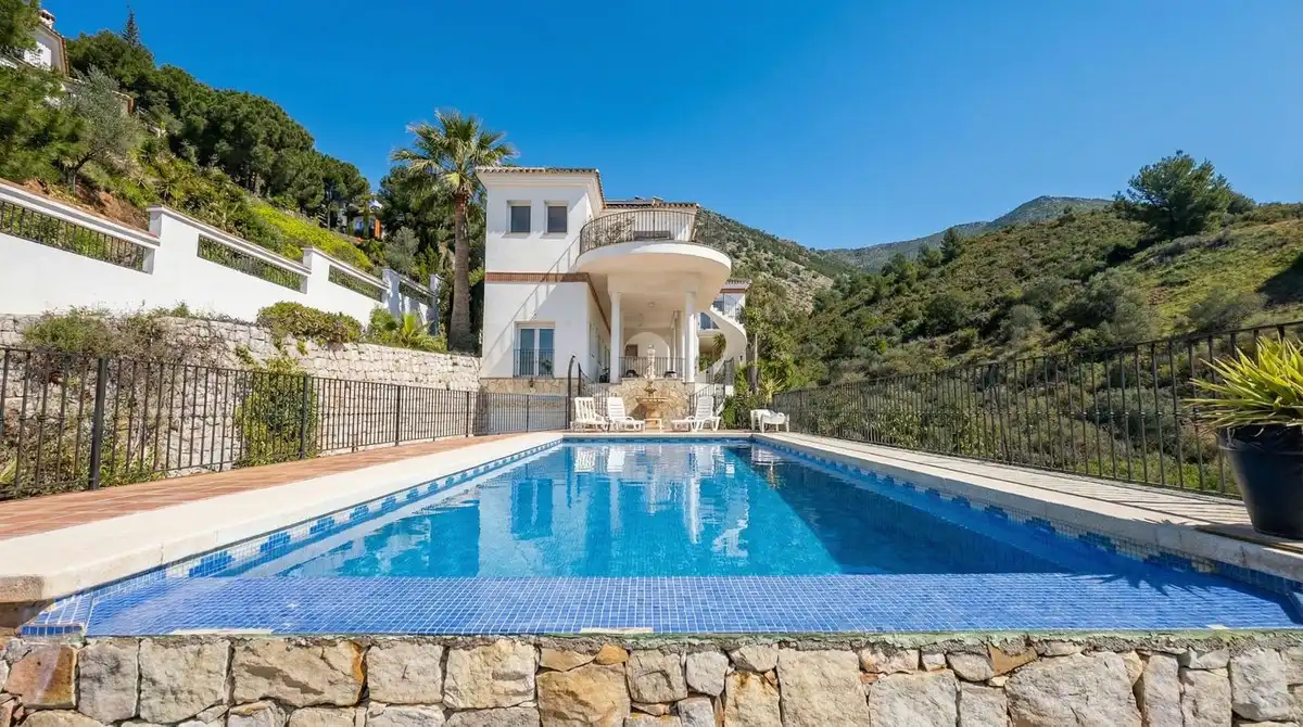 Vista exterior de Casa o xalet en venda en Mijas amb Jardí privat, Terrassa i Piscina