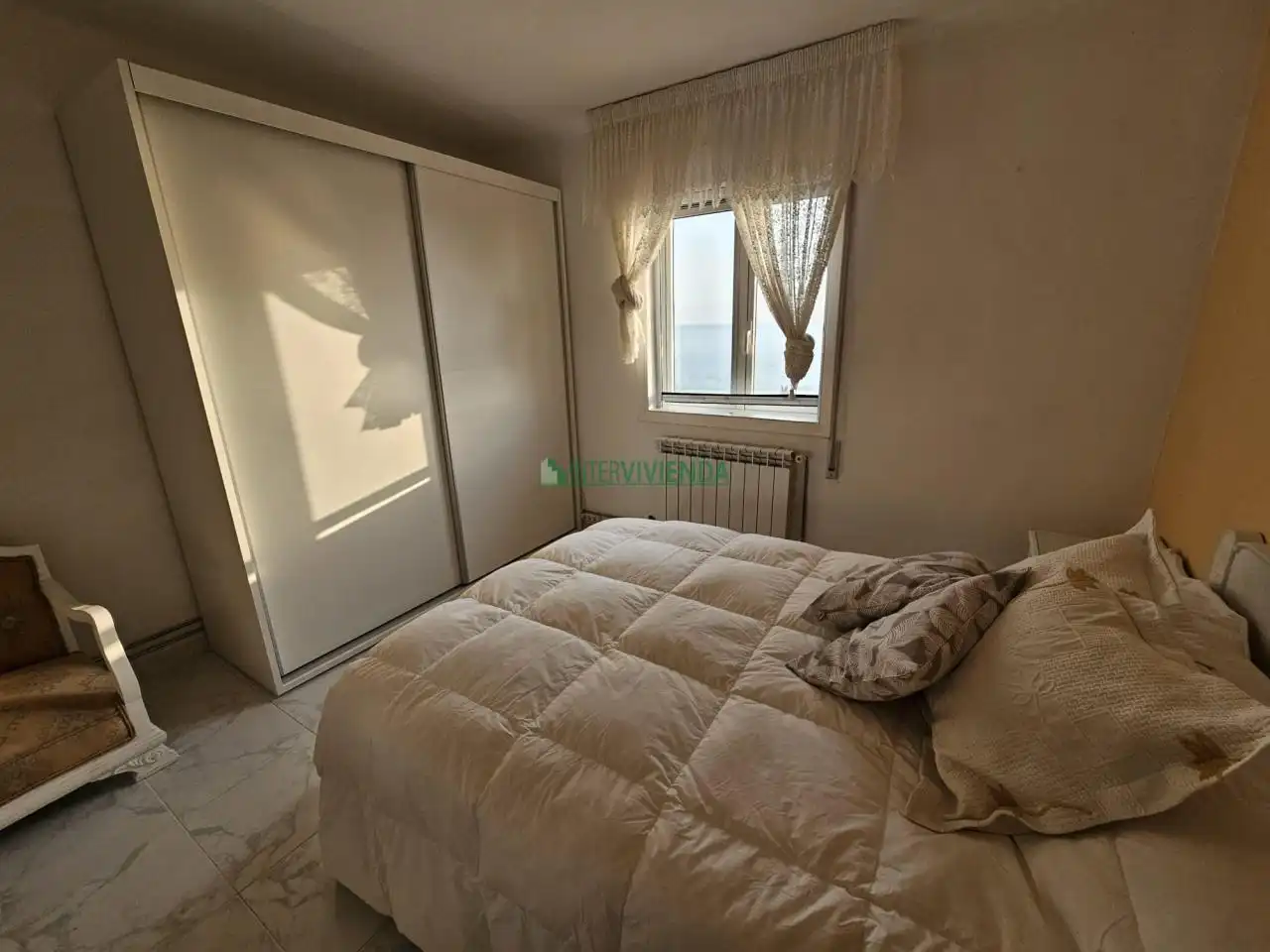 Dormitori de Casa o xalet en venda en Oia amb Calefacció, Jardí privat i Traster