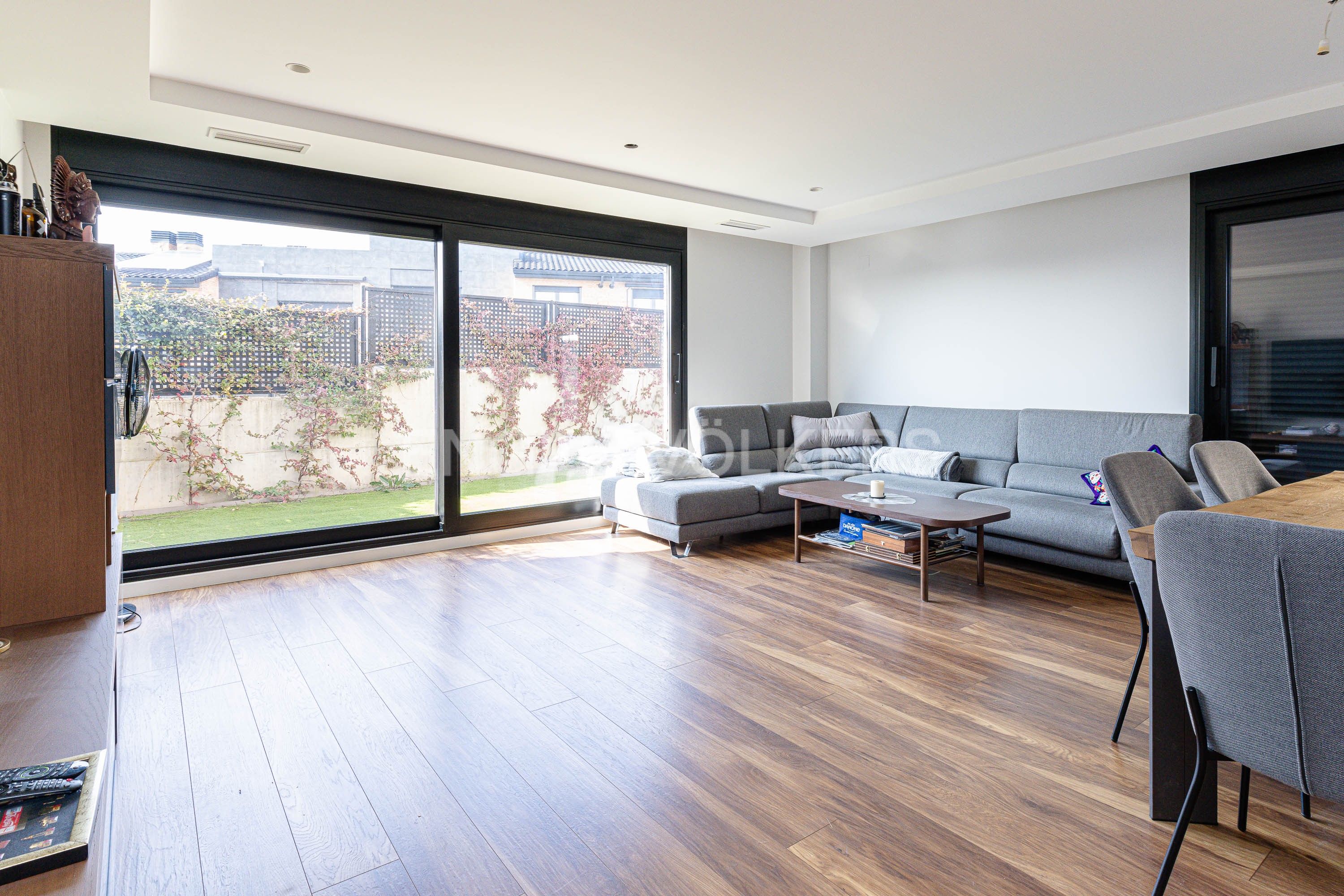 Living room of Single-family semi-detached for sale in Boadilla del Monte  with Air Conditioner, Heating and Private garden