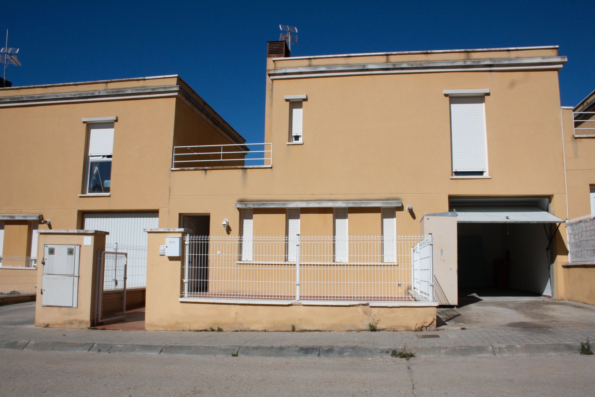 Vista exterior de Casa adosada de lloguer en Tórtola de Henares amb Calefacció, Terrassa i Moblat