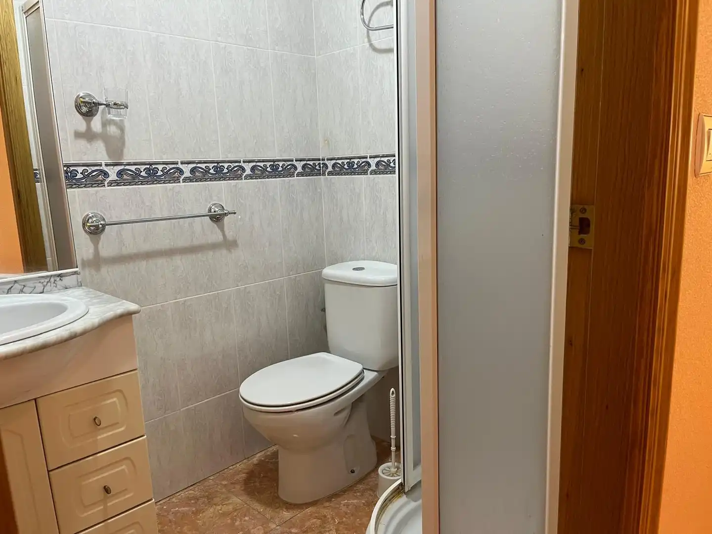 Baño de Piso en venta en Almansa con Calefacción, Trastero y Amueblado
