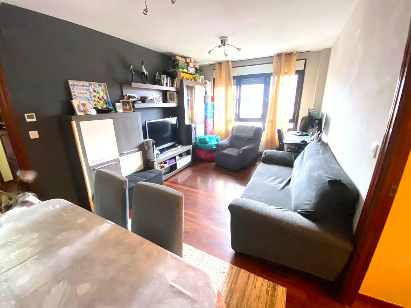 Sala de estar de Piso en venta en Castro-Urdiales con Calefacción, Jardín privado y Parquet