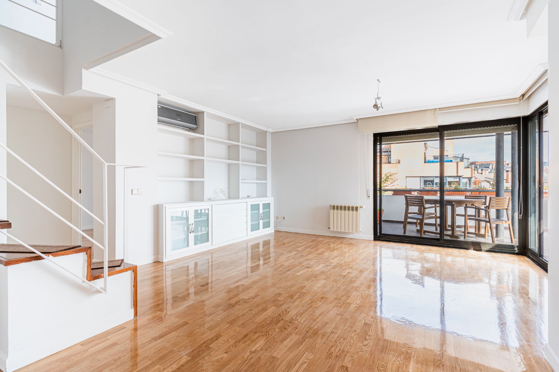 Sala de estar de Dúplex en venta en Majadahonda con Aire acondicionado, Calefacción y Jardín privado