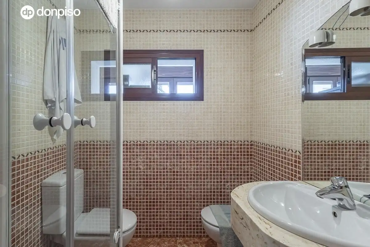 Baño de Casa o chalet en venta en Granada con Aire acondicionado, Calefacción y Jardín privado