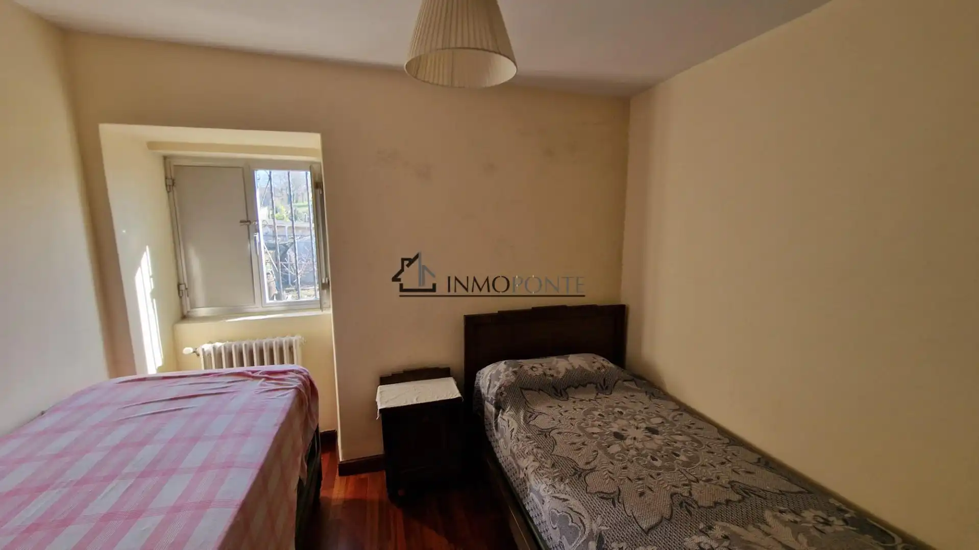 Dormitori de Casa o xalet en venda en Pontevedra Capital  amb Jardí privat