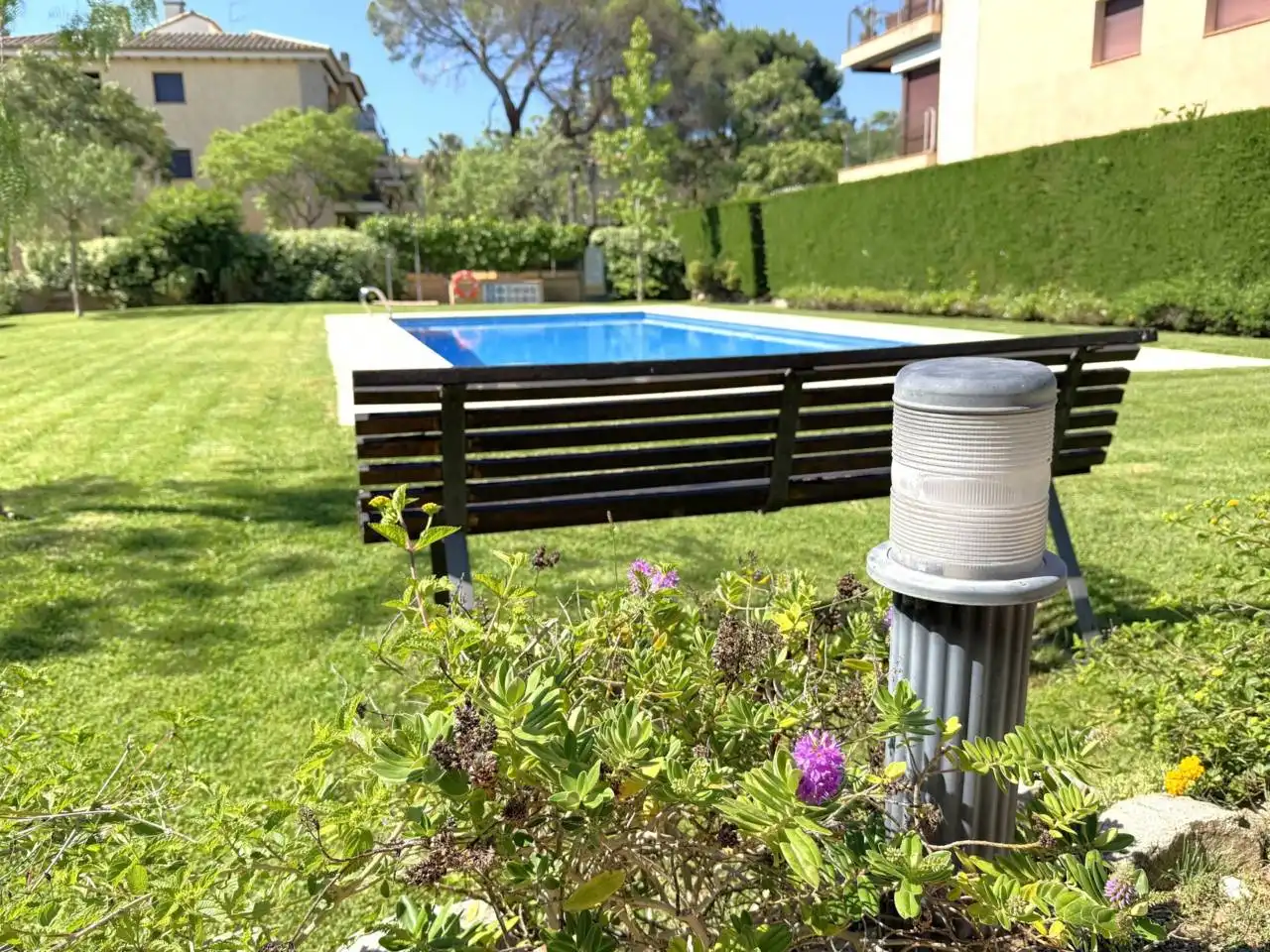 Schwimmbecken von Wohnungen zum Verkauf in Castell d'Aro, Platja d'Aro i s'Agaró mit Klimaanlage, Heizung und Terrasse