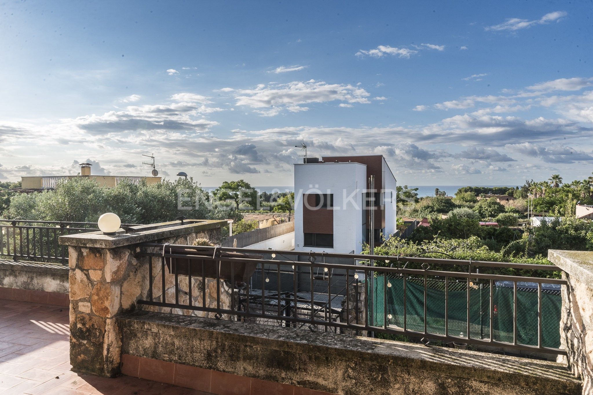Vista exterior de Casa o xalet en venda en Vilanova i la Geltrú amb Calefacció, Jardí privat i Terrassa